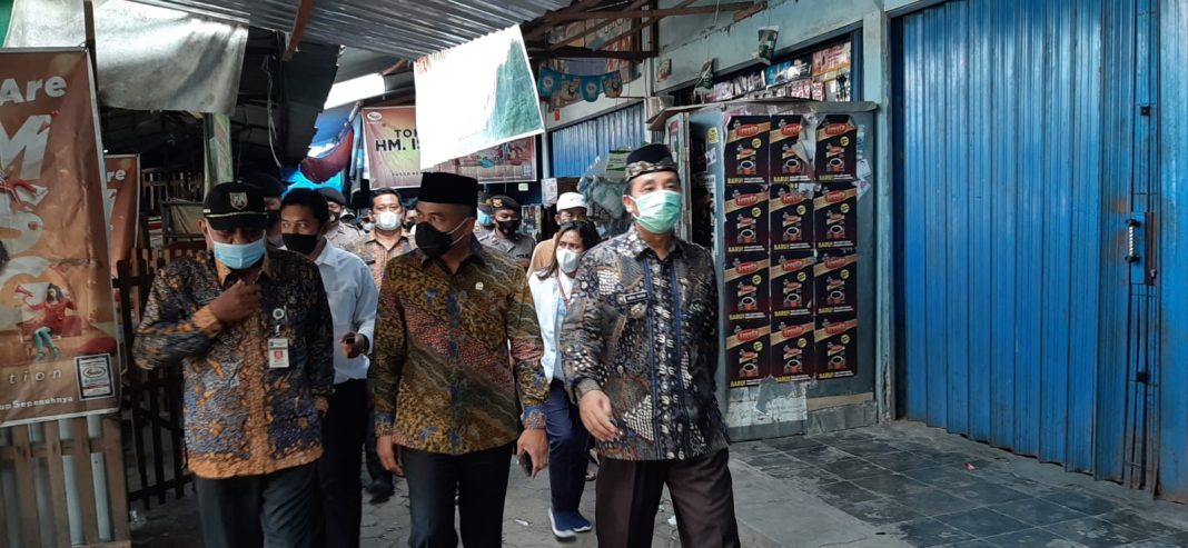 Bupati H Abdul Hafidz Mewakili Pemkab Rembang dan Anggota DPR RI H Arwani Thomafi elihat Pasar Kota Rembang